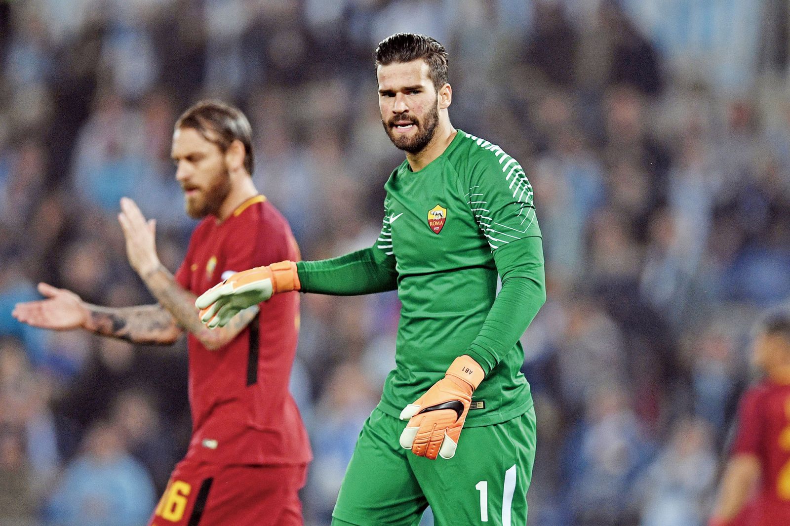 我留下！队报：海斯昨日向尼斯全队宣布将继续执教球队